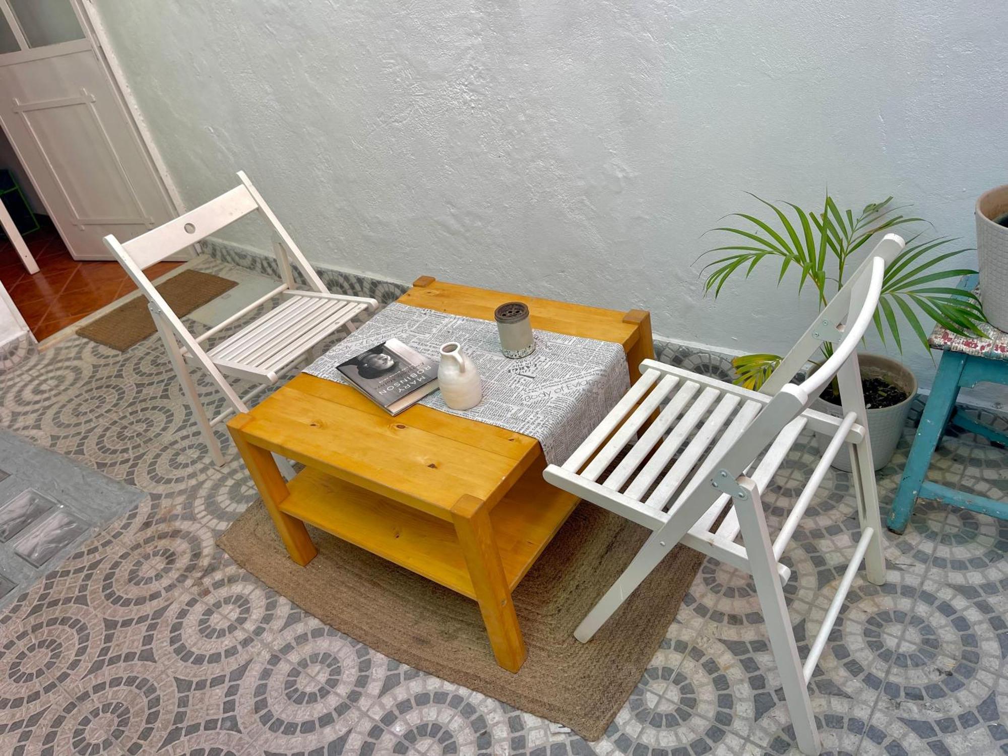 Shared With Bright Private Patio In * Lissabon