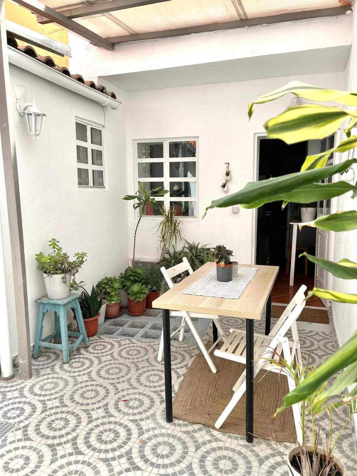 Shared With Bright Private Patio In * Lissabon