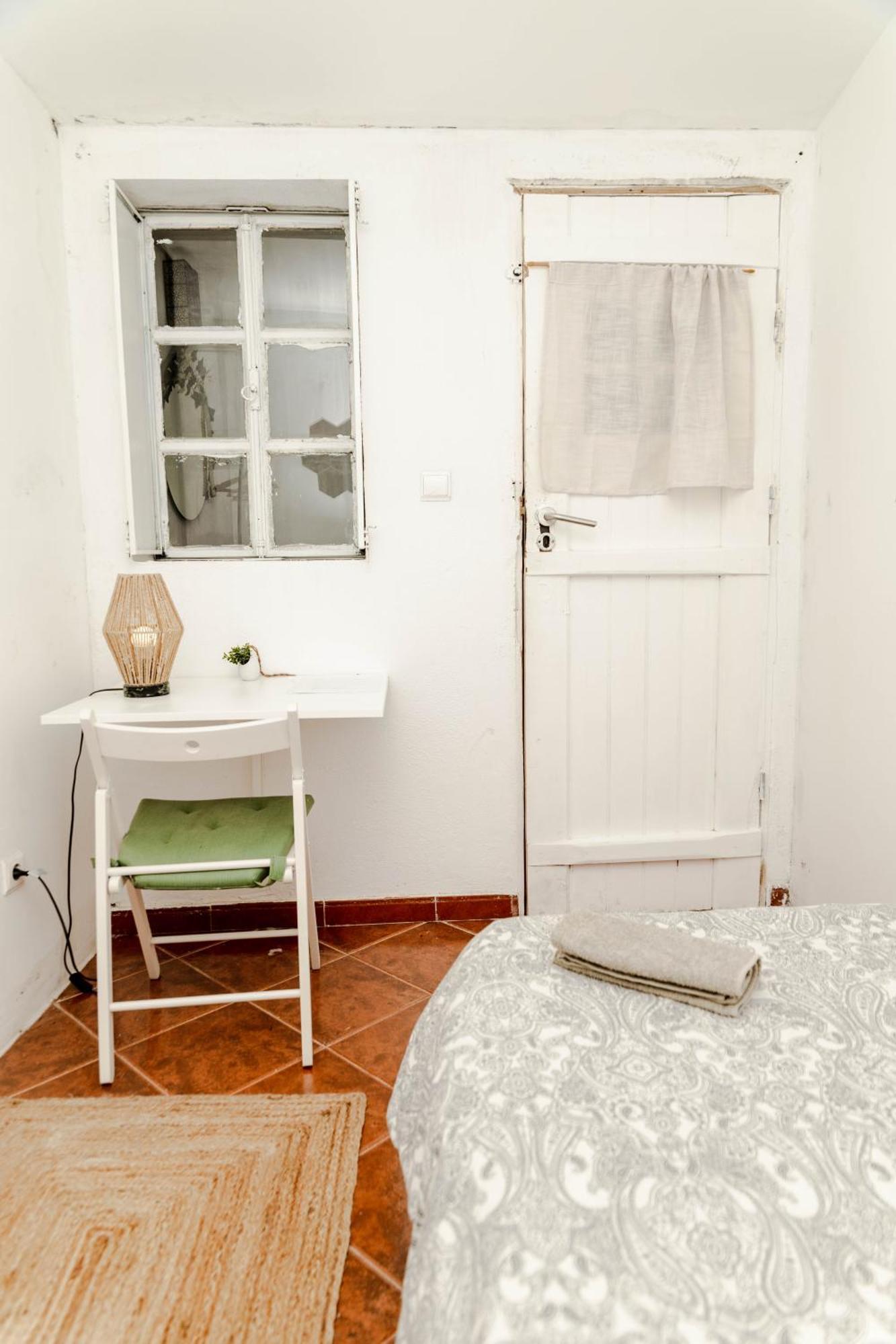 Shared With Bright Private Patio In Lissabon