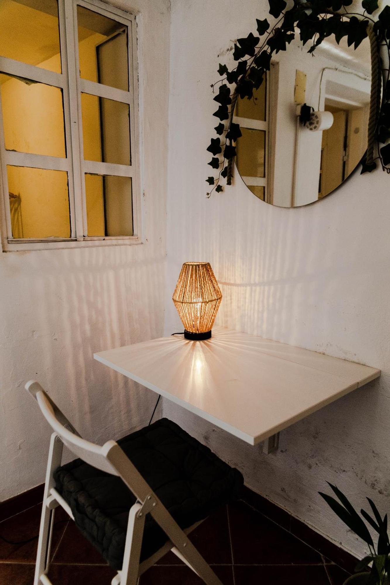 Gasthof Shared With Bright Private Patio In Lissabon