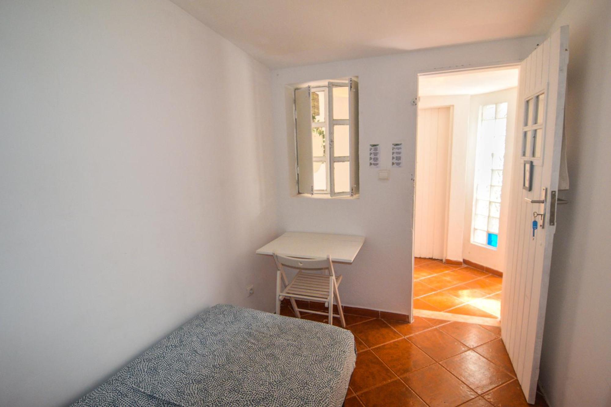 Shared With Bright Private Patio In Gasthof Lissabon