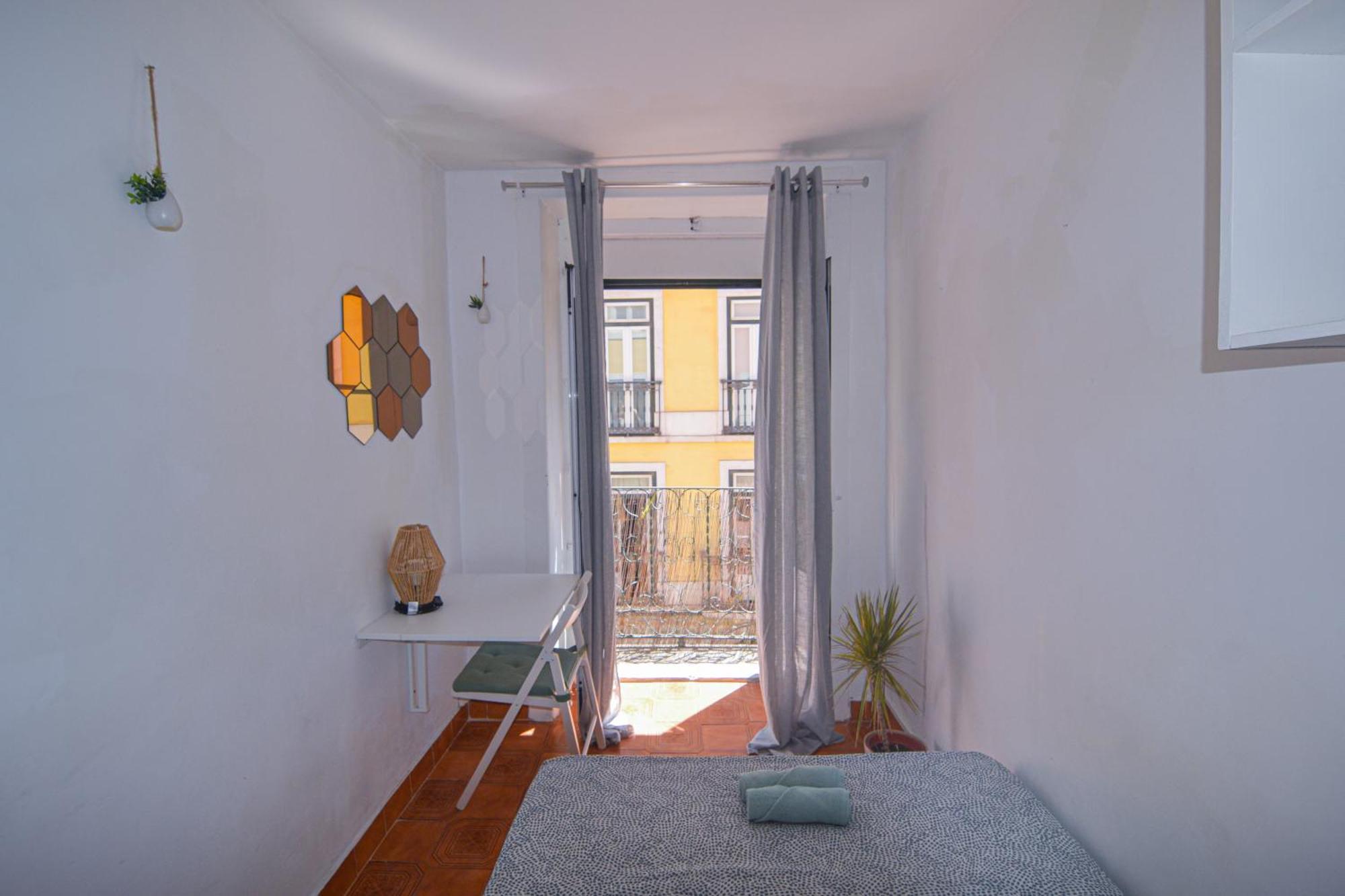 Shared With Bright Private Patio In * Lissabon