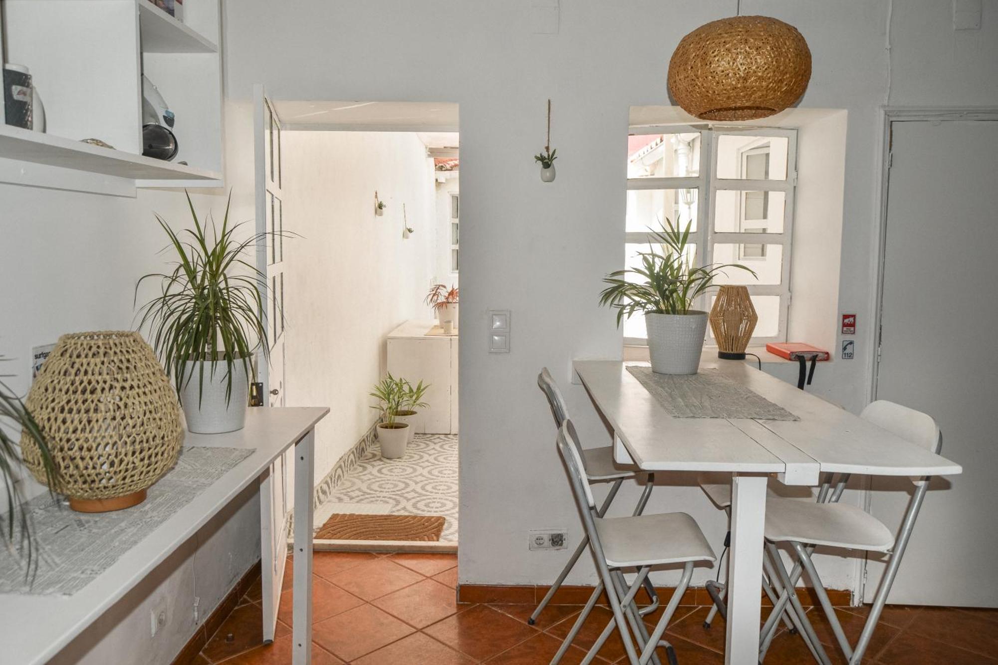 Gasthof Shared With Bright Private Patio In Lissabon