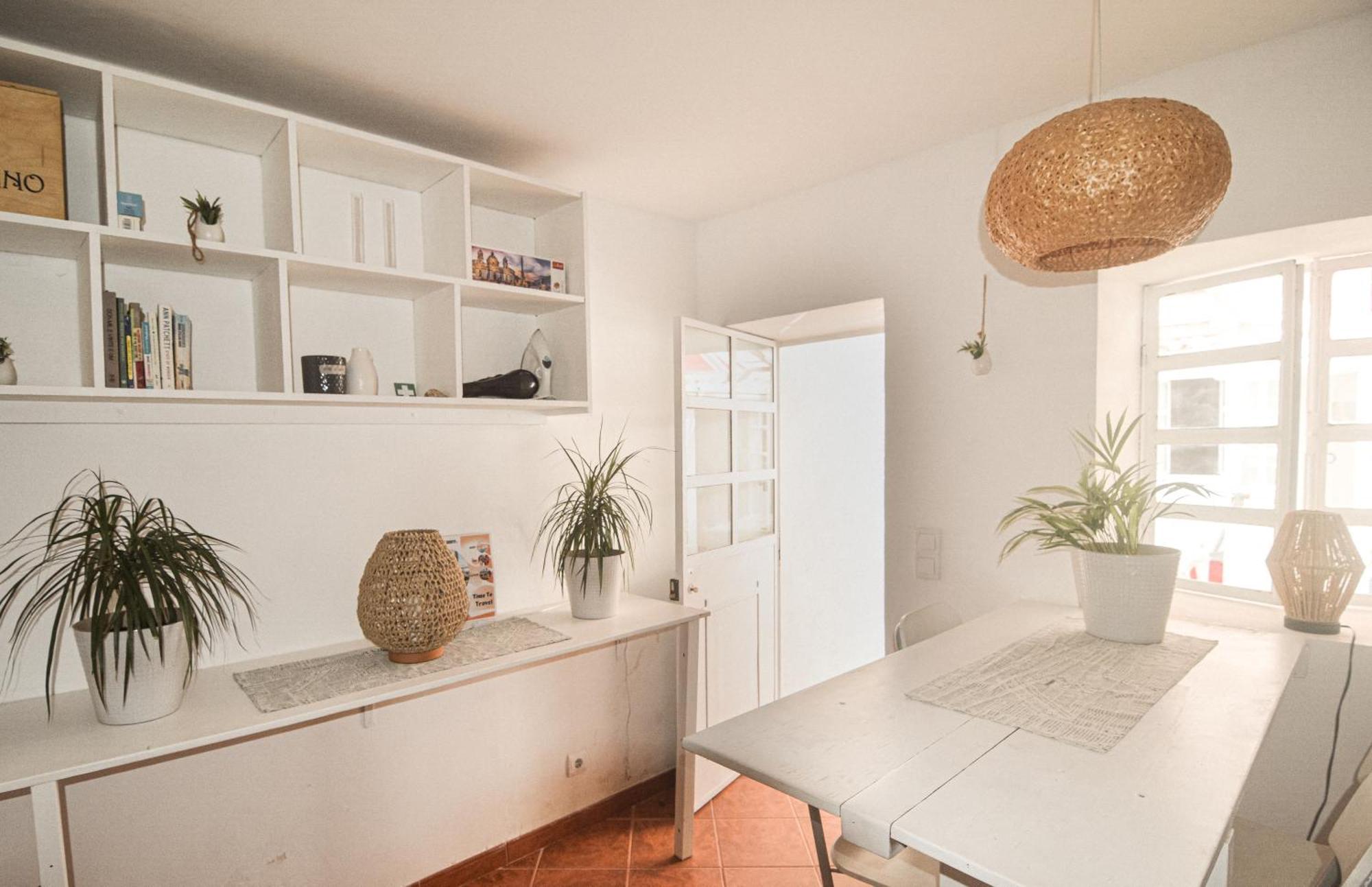 Shared With Bright Private Patio In Lisbon